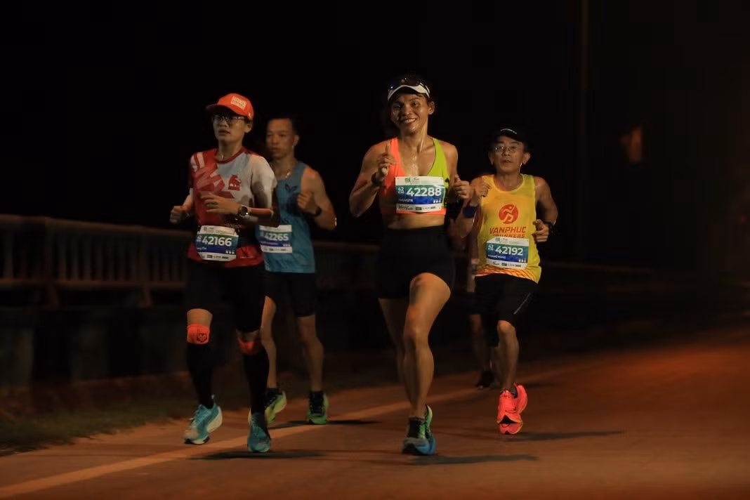 Giải quy tụ hơn 4.000 vận động viên trong và ngoài nước với 4 cự ly: 5km, 10km, 21km và 42km. Trong đó, có 22 vận động viên nước ngoài đến từ 8 quốc gia Nhật Bản, Hà Lan, New Zealand, Áo, Trung Quốc, Ấn Độ, Afghanistan... Riêng tỉnh Nghệ An có 1.200 vận động viên tham gia.