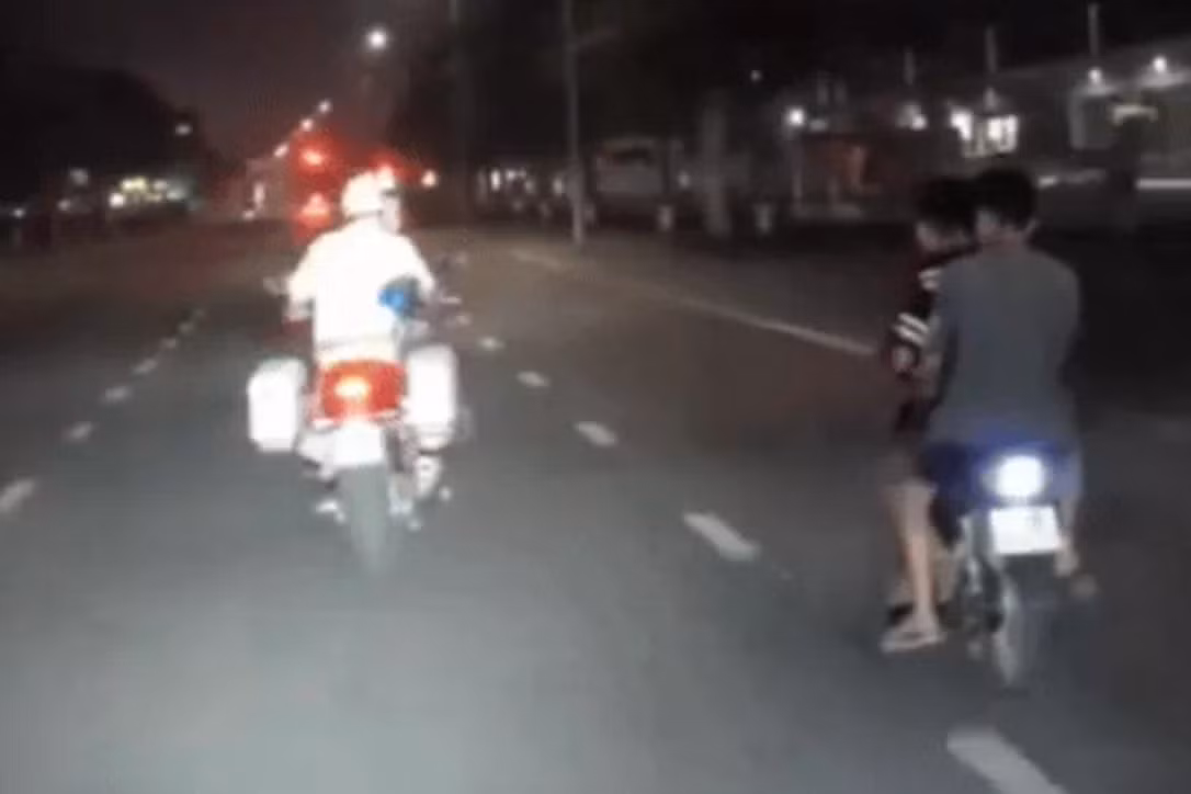 Hình ảnh xe máy kẹp 3 lạng lách, thách thức cảnh sát giao thông. Ảnh cắt từ video