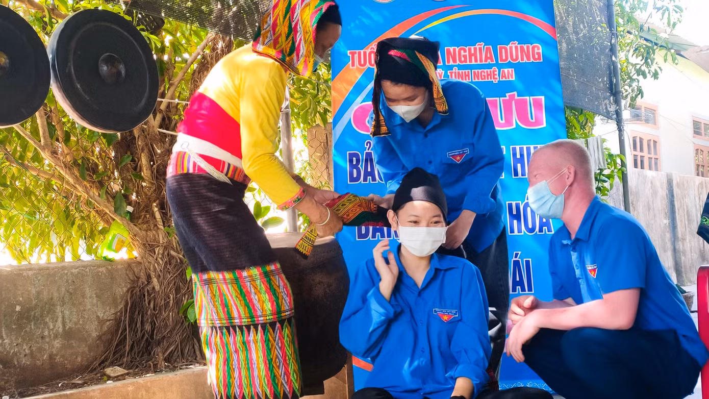 Khăn Piêu là sự kết hợp độc đáo, khéo léo giữa màu sắc và hoa văn. Đó là màu xanh của núi rừng, màu vàng của ánh nắng, nương lúa và màu trắng hồng của hoa thơm. Mỗi một hoa văn thể hiện cách ứng xử của người Thái với thiên nhiên và bản làng. Theo quan niệm của người Thái, khăn Piêu còn là tiêu chuẩn để đánh giá tài năng, phẩm hạnh, sự đảm đang của người phụ nữ.