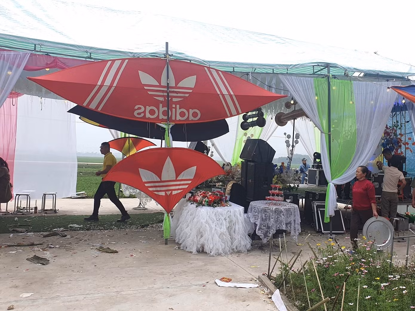 Rạp cưới cũng được trang trí bằng những cánh diều
