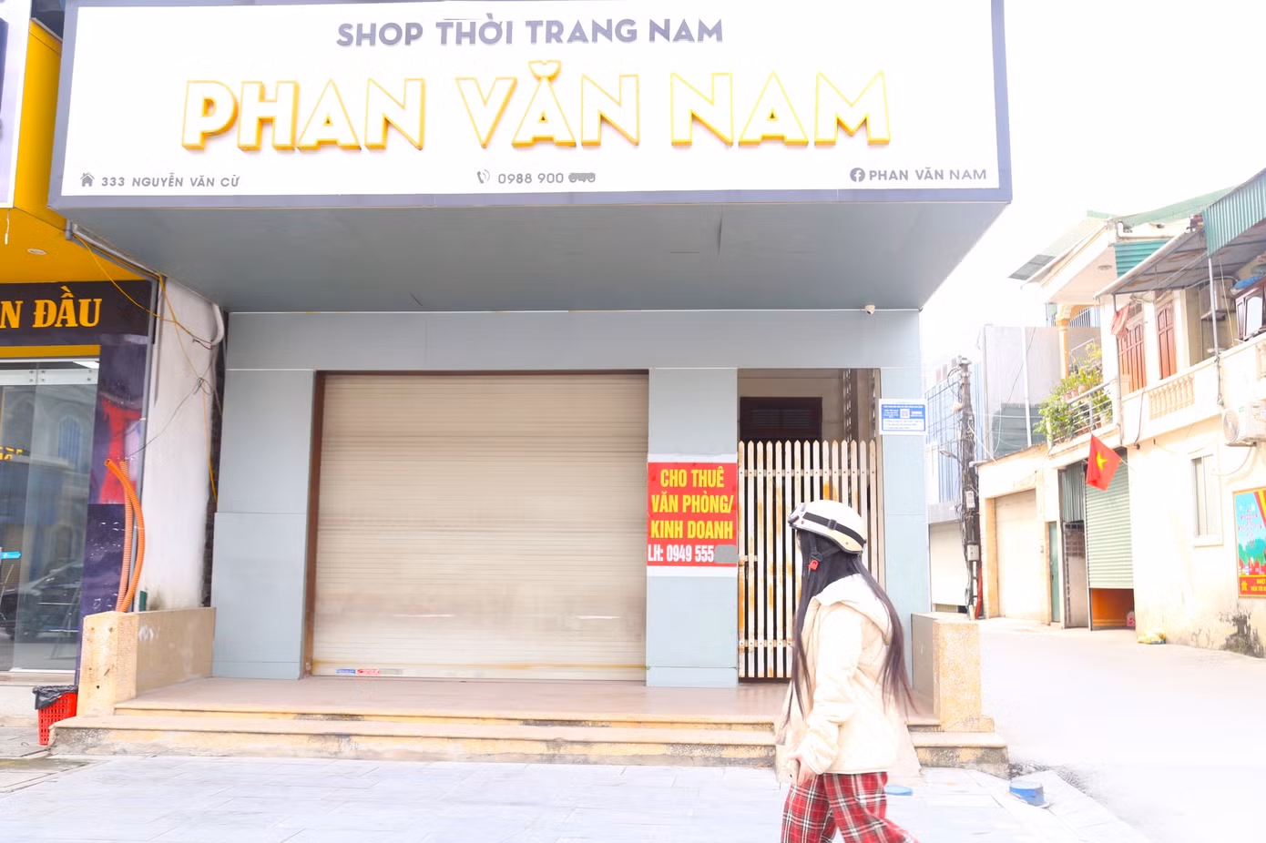 Trước đây, hầu hết các gia đình trên đường Nguyễn Văn Cừ đều cho thuê nhà với giá vài chục hoặc hàng trăm triệu đồng/tháng tùy vào diện tích hoặc thuê nguyên căn. Tuy nhiên, mấy năm trở lại đây, hoạt động kinh doanh ế ẩm, nhiều người thuê trả lại ki ốt, giá cho thuê cũng giảm xuống. Hiện, giá thuê mặt bằng kinh doanh ở đây dao động từ 10 - 50 triệu đồng/tháng, tùy vào vị trí và diện tích, thường hợp đồng thuê tối thiểu 6 tháng và phải đóng tiền trước.