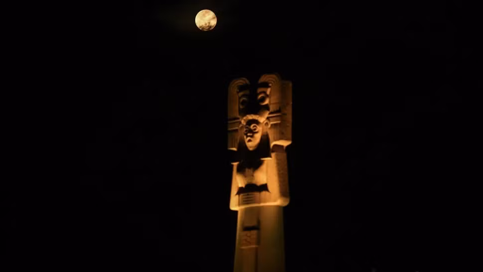 'Trăng máu' phía trên tượng đài "Người phụ nữ trẻ Amajac" ở Thành phố Mexico.(Ảnh: YURI CORTEZ/AFP)