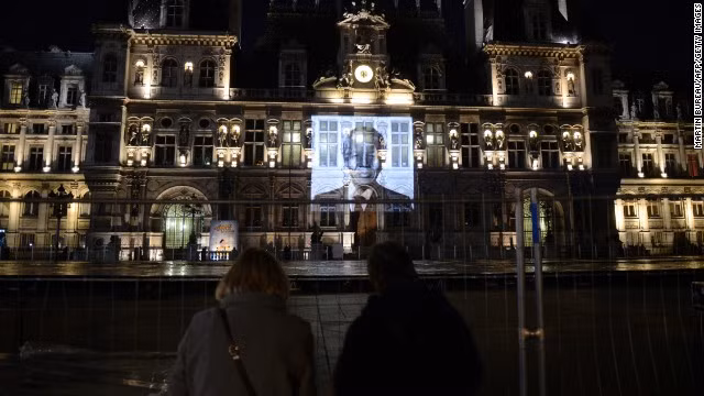 Một bức chân dung cố tổng thống được chiếu trên hội trường thành phố tại Paris.