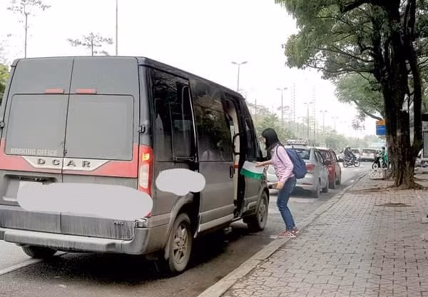 Một xe hợp đồng bắt khách đọc đường (Ảnh minh họa).