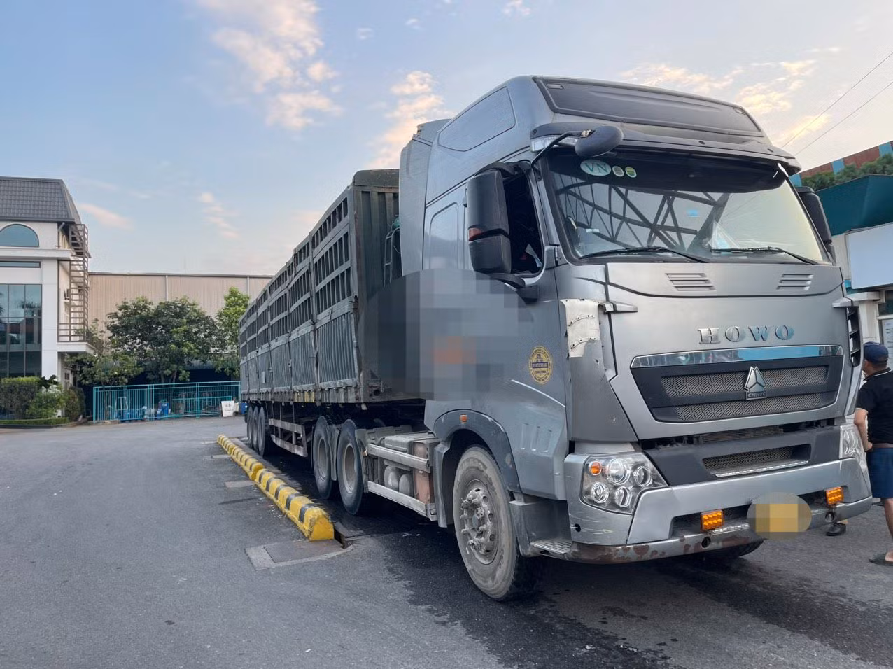 Hiện lực lượng chức năng lập biên bản xử lý theo quy định. Hiện lực lượng chức năng lập biên bản xử lý theo quy định.