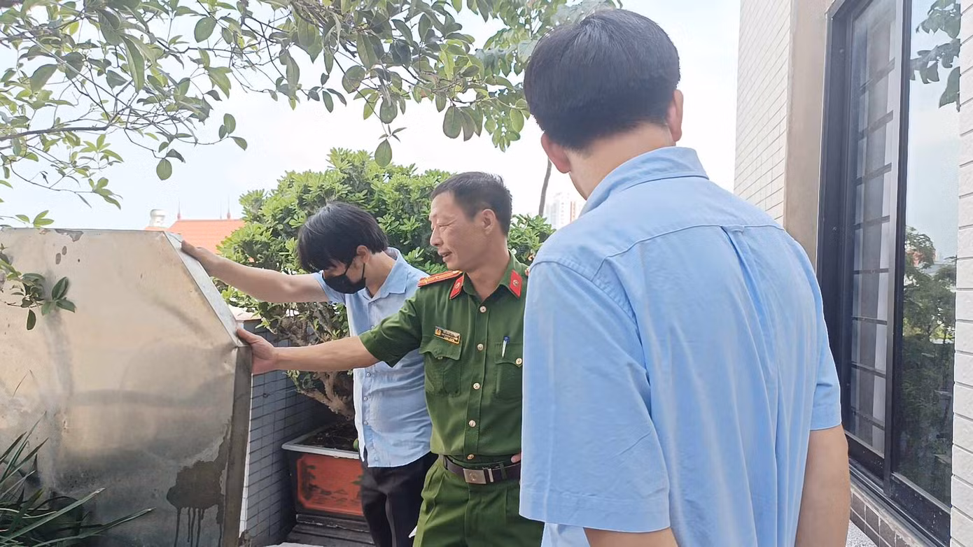 Khu vực ban công có lối thoát hiểm xuống dưới.