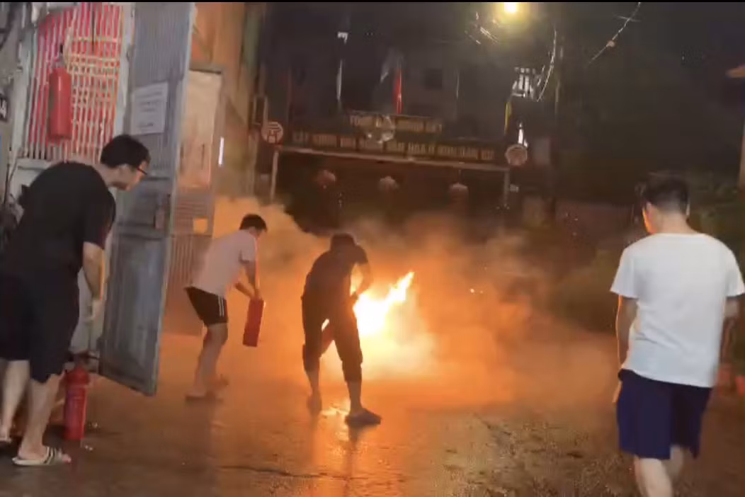 Tổ liên gia an toàn PCCC diễn tập chữa cháy.