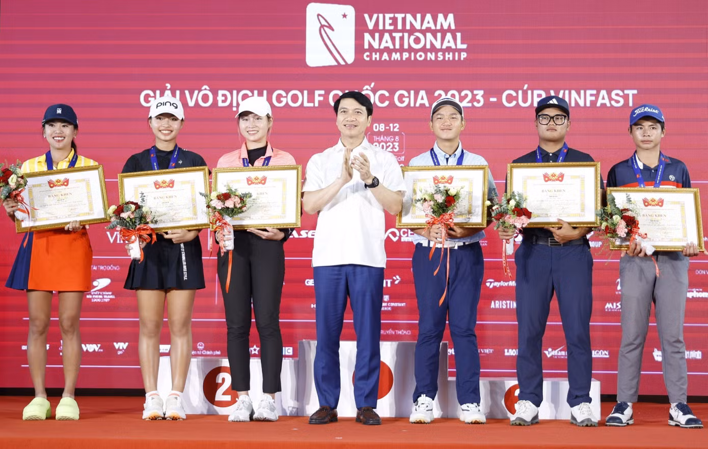 Các golfer trẻ tuổi đã thể hiện xuất sắc ở Giải Vô địch Golf Quốc gia 2023 khi chiếm các vị trí đầu tiên ở cả hai bảng nam và nữ. Các golfer trẻ tuổi đã thể hiện xuất sắc ở Giải Vô địch Golf Quốc gia 2023 khi chiếm các vị trí đầu tiên ở cả hai bảng nam và nữ.