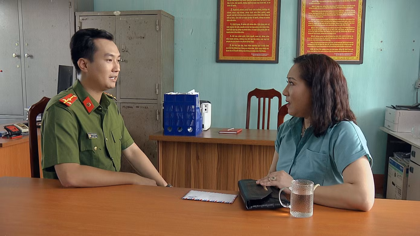 Bà Mây lo lót tiền để làm ăn thuận lợi.