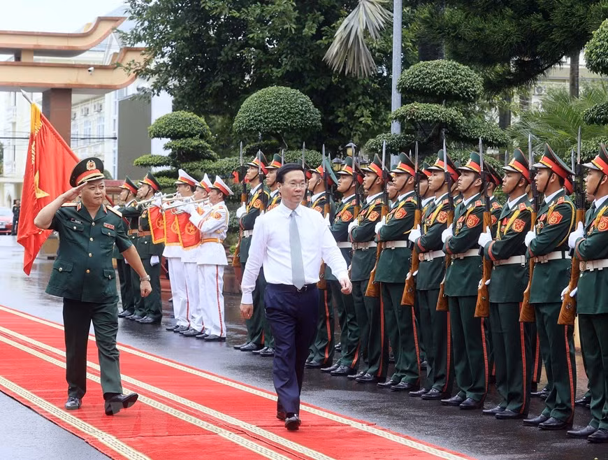 Chủ tịch nước Võ Văn Thưởng duyệt đội danh dự. (Ảnh: Thống Nhất/TTXVN)
