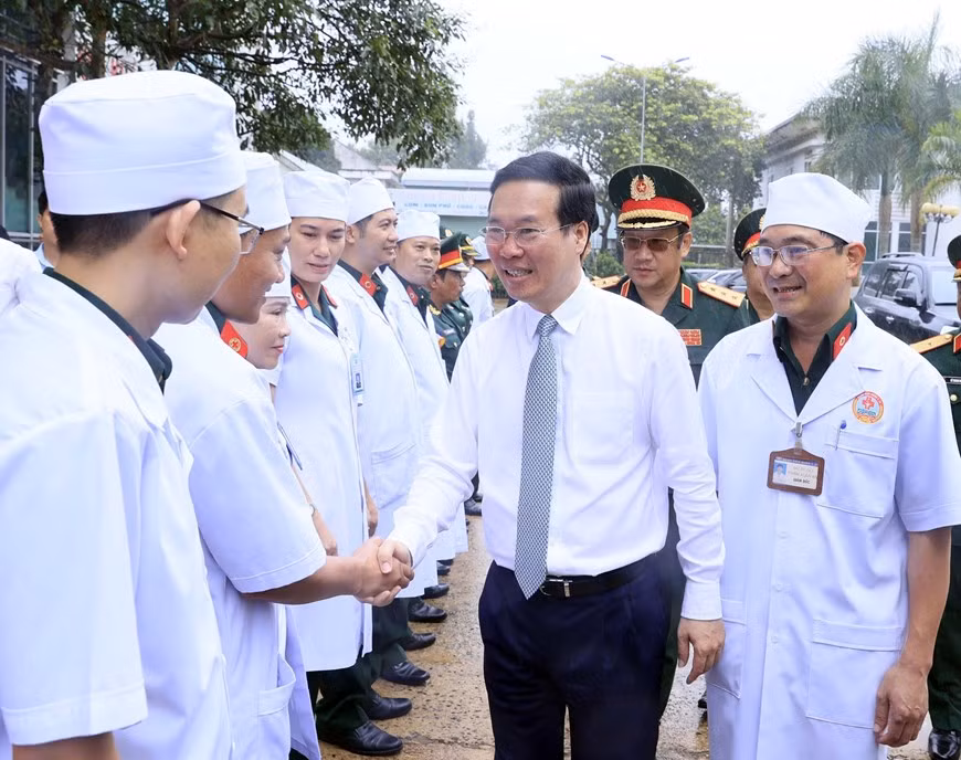 Chủ tịch nước Võ Văn Thưởng với các y bác sỹ Bệnh viện Quân y 15 - Binh đoàn 15. (Ảnh: Thống Nhất/TTXVN)