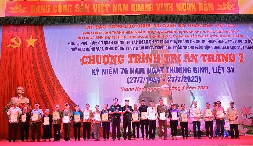 Trao 500 suất quà cho các đối tượng chính sách