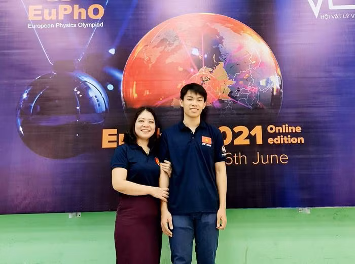 Trần Dương Chính và cô giáo dạy Vật lý. Cổng thông tin Phủ Thọ