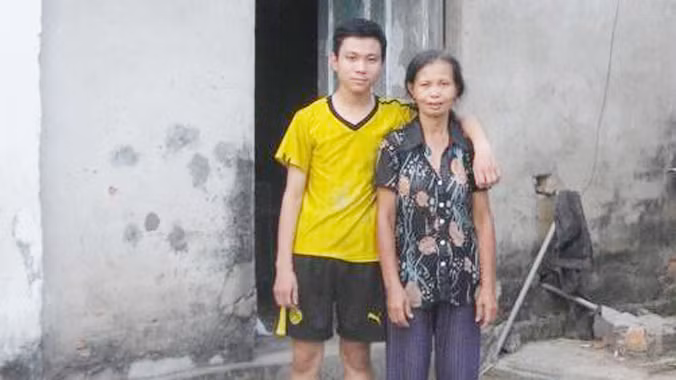 Thủ khoa 12 năm bụng rỗng tới trường ảnh 1