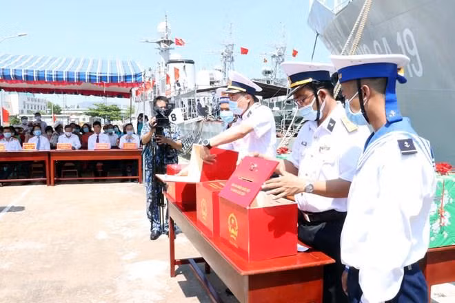 Kiểm tra thùng phiếu an toàn trước khi niêm phong. (Ảnh: Đoàn Mạnh Dương/TTXVN)