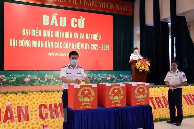 Cán bộ, chiến sỹ bỏ phiếu bầu tại Trụ sở Cảnh sát biển Vùng 3. (Ảnh: Đoàn Mạnh Dương/TTXVN)