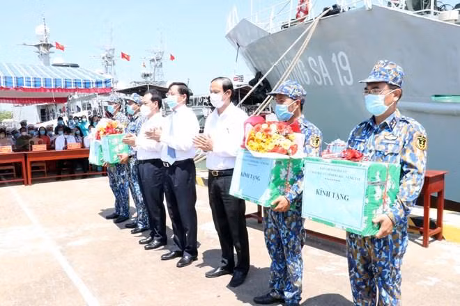 Lãnh đạo tỉnh Bà Rịa-Vũng Tàu tặng quà, động viên đoàn công tác. (Ảnh: Đoàn Mạnh Dương/TTXVN)