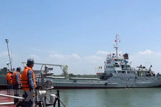 Tàu Trường Sa 19 đưa Đoàn công tác bầu cử sớm trên biển rời bến trưa ngày 4/5 tại cảng Lữ đoàn 171 Hải quân. (Ảnh: Đoàn Mạnh Dương/TTXVN)
