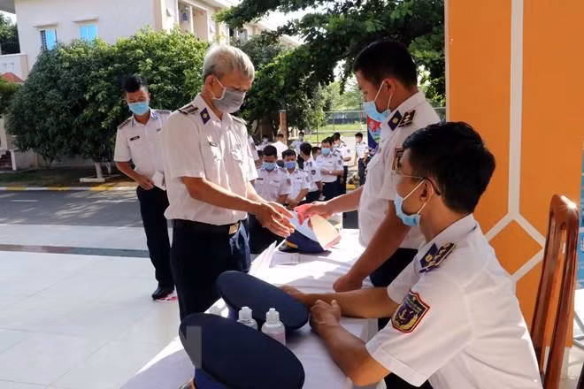 Khử khuẩn, đảm bảo an toàn trước khi bỏ phiếu tại Trụ sở Cảnh sát biển Vùng 3. (Ảnh: Đoàn Mạnh Dương/TTXVN)