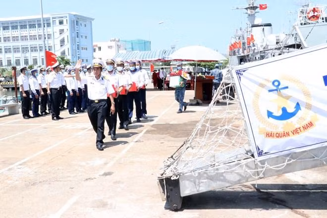 Đưa các hòm phiếu lên tàu thực hiện công tác bầu cử sớm trên biển. (Ảnh: Đoàn Mạnh Dương/TTXVN)