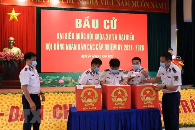 Cán bộ, chiến sỹ bỏ phiếu bầu tại Trụ sở Cảnh sát biển Vùng 3. (Ảnh: Đoàn Mạnh Dương/TTXVN)