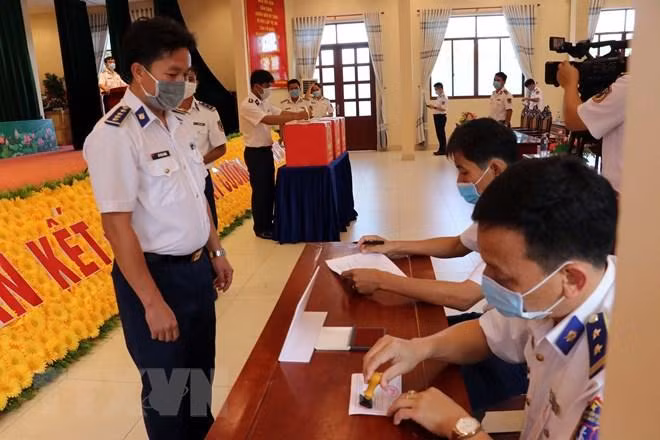 Đóng dấu xác nhận cử tri đã bỏ phiếu tại Trụ sở Cảnh sát biển Vùng 3. (Ảnh: Đoàn Mạnh Dương/TTXVN)