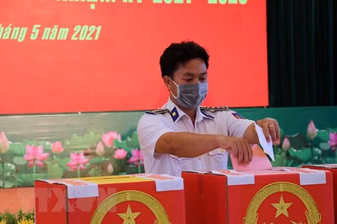 Cán bộ, chiến sỹ bỏ phiếu bầu tại Trụ sở Cảnh sát biển Vùng 3. (Ảnh: Đoàn Mạnh Dương/TTXVN)