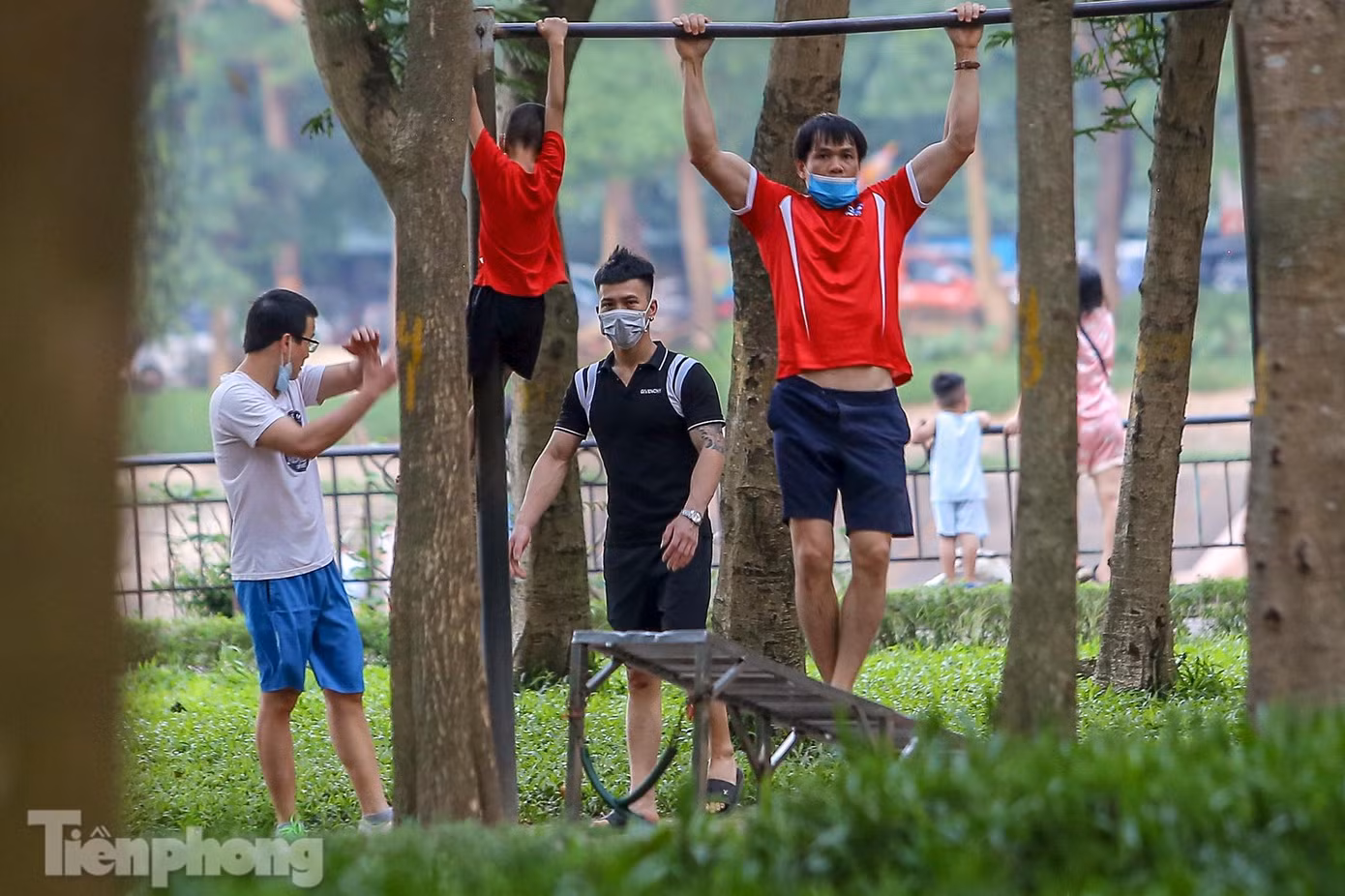 Tốp người "túm 5 tụm 3" tập dụng cụ trong công viên này.
