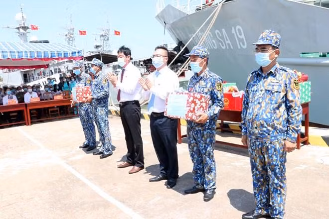 Lãnh đạo tỉnh Bà Rịa-Vũng Tàu tặng quà, động viên đoàn công tác. (Ảnh: Đoàn Mạnh Dương/TTXVN)
