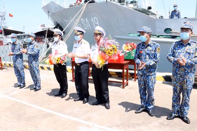 Lãnh đạo Vùng 2 Hải quân tặng quà, động viên đoàn công tác. (Ảnh: Đoàn Mạnh Dương/TTXVN)