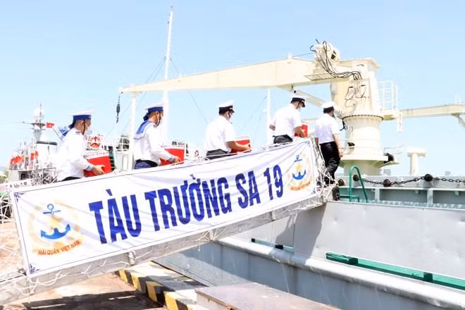 Đưa các hòm phiếu lên tàu thực hiện công tác bầu cử sớm trên biển. (Ảnh: Đoàn Mạnh Dương/TTXVN)