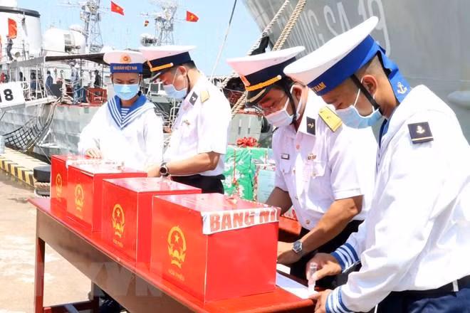 Niêm phong thùng phiếu trước khi đưa lên tàu. (Ảnh: Đoàn Mạnh Dương/TTXVN)