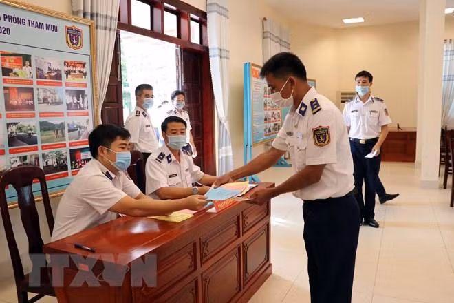 Cán bộ, chiến sỹ lấy phiếu bầu tại Trụ sở Cảnh sát biển Vùng 3. (Ảnh: Đoàn Mạnh Dương/TTXVN)