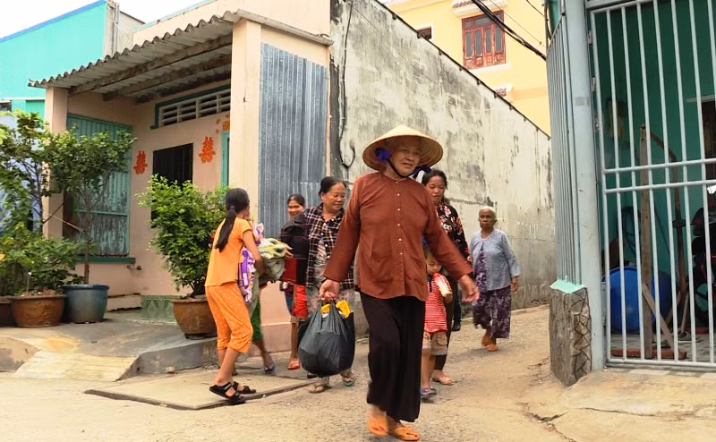 Người Sài Gòn hối hả về nhà sau đêm tránh bão ảnh 2