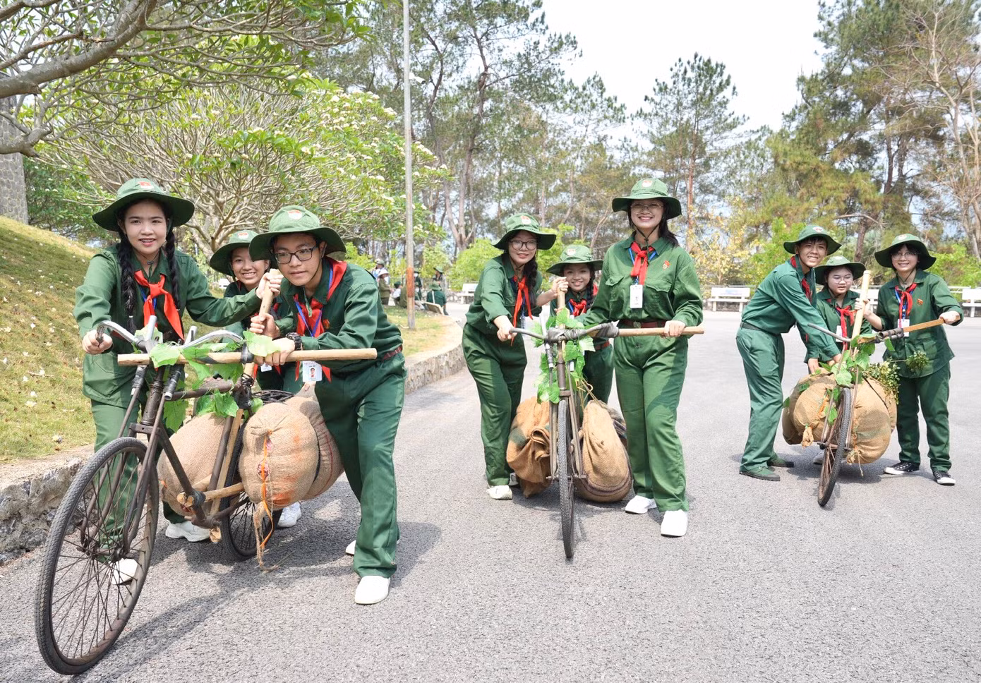 Các đại biểu thiếu nhi Liên hoan Chiến sĩ nhỏ Điện Biên toàn quốc lần thứ V trải nghiệm chở hàng bằng xe đạp thồ