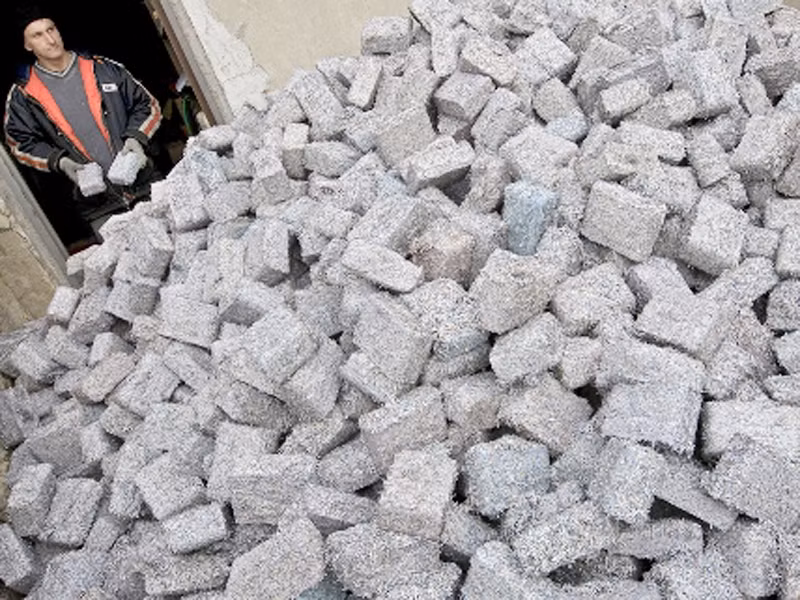 Những cục gạch tiền được chất đống