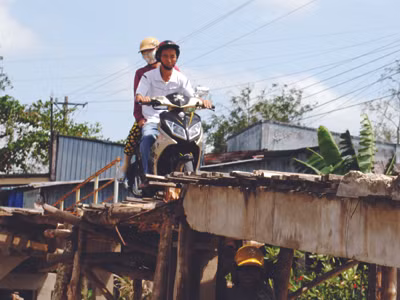 Một đoạn cầu, đường từ Trạm y tế Vĩnh Thịnh đi lên Bệnh viện Hòa Bình