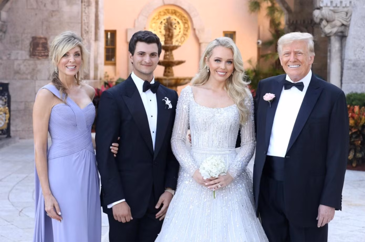 Ông Trump tái ngộ vợ cũ trong đám cưới của con gái Tiffany. Ảnh: Denis Leon &amp; Co.