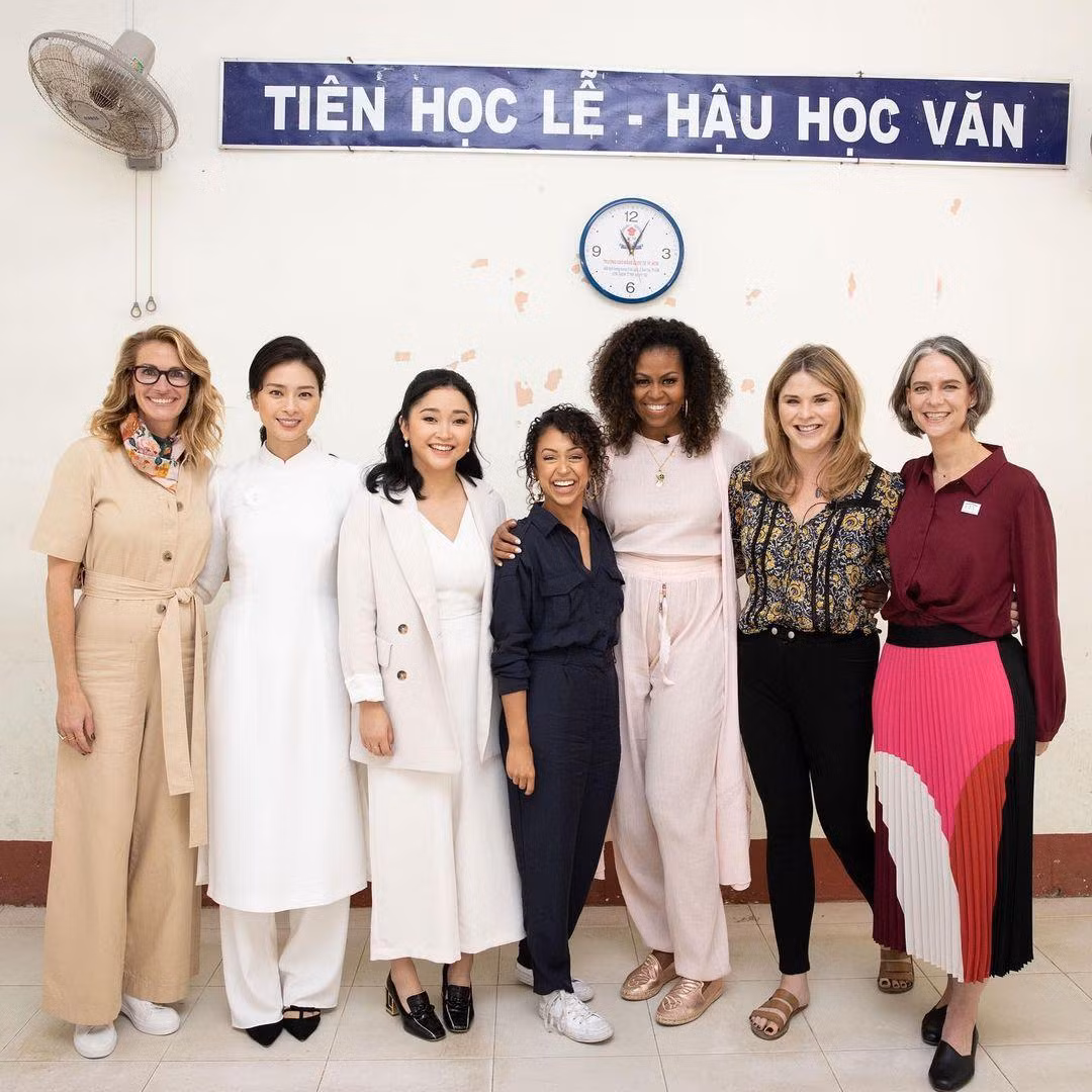 Lana cùng bà Obama, Julia Roberts, Ngô Thanh Vân và các nhà hoạt động Mỹ đến Việt Nam 3 năm trước. Ảnh: Instagram.