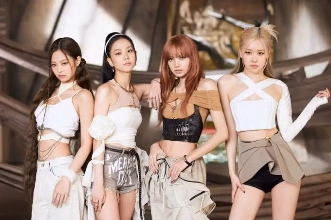 BlackPink và Lisa làm nên lịch sử tại MTV EMAs 2022. Ảnh: YG.