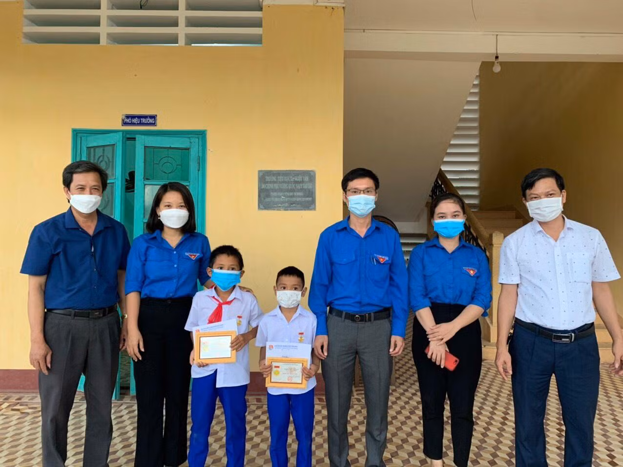 Hai anh em ruột Trường - Hậu nhận huy hiệu “Tuổi trẻ dũng cảm” từ cán bộ Đoàn. Hai anh em ruột Trường - Hậu nhận huy hiệu “Tuổi trẻ dũng cảm” từ cán bộ Đoàn.