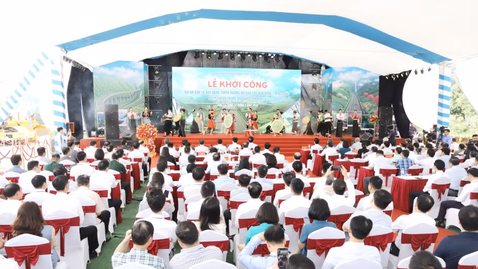 Toàn cảnh lễ khởi công.