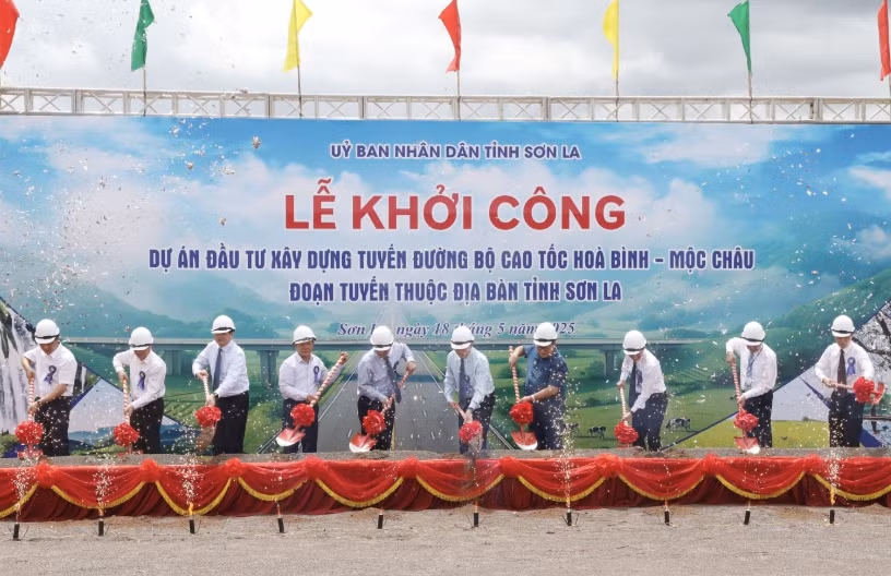 Các đại biểu thực hiện nghi thức động thổ thực hiện dự án.