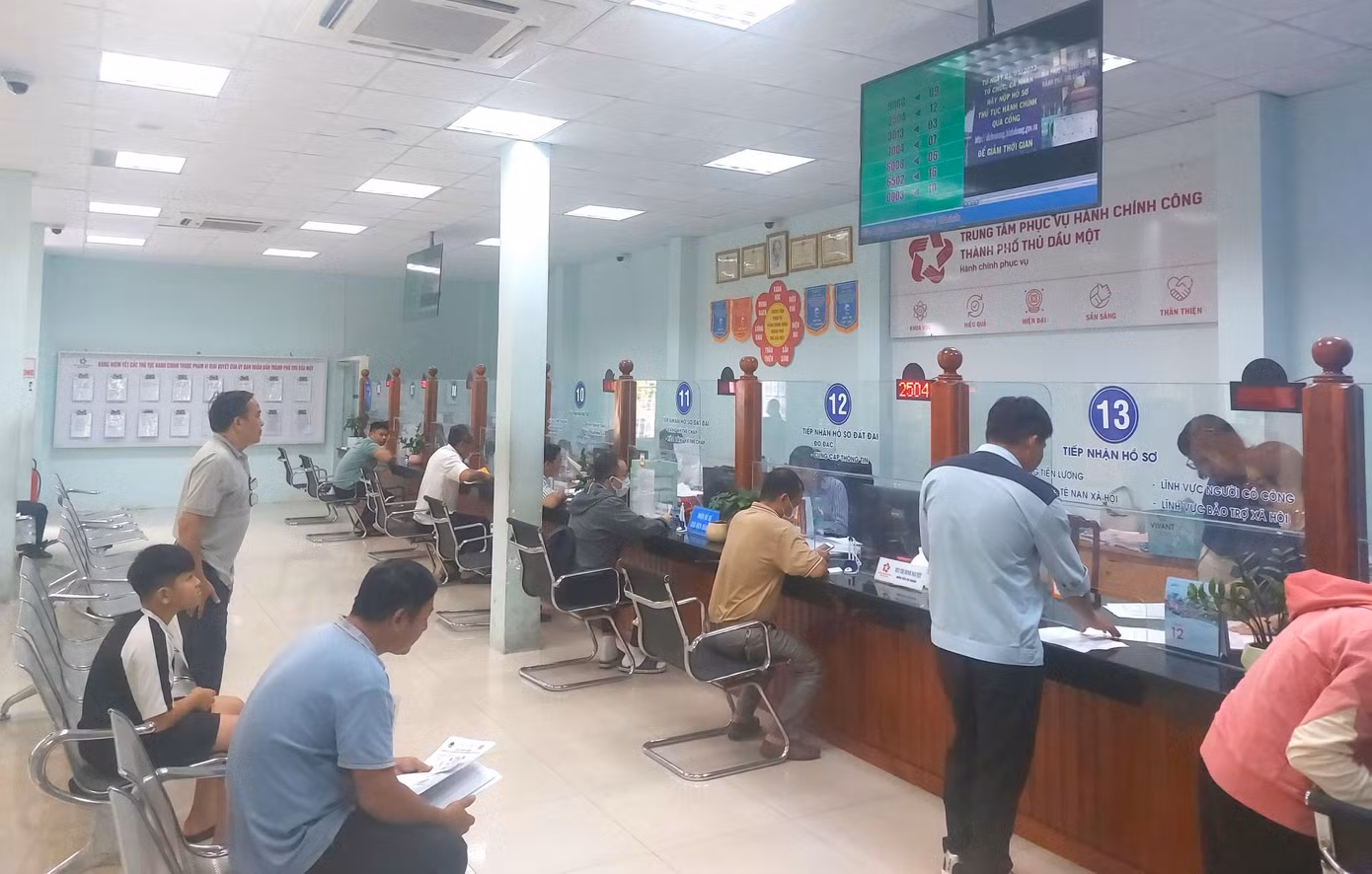 Người dân giải quyết thủ tục hành chính tại phường Thủ Dầu Một mới