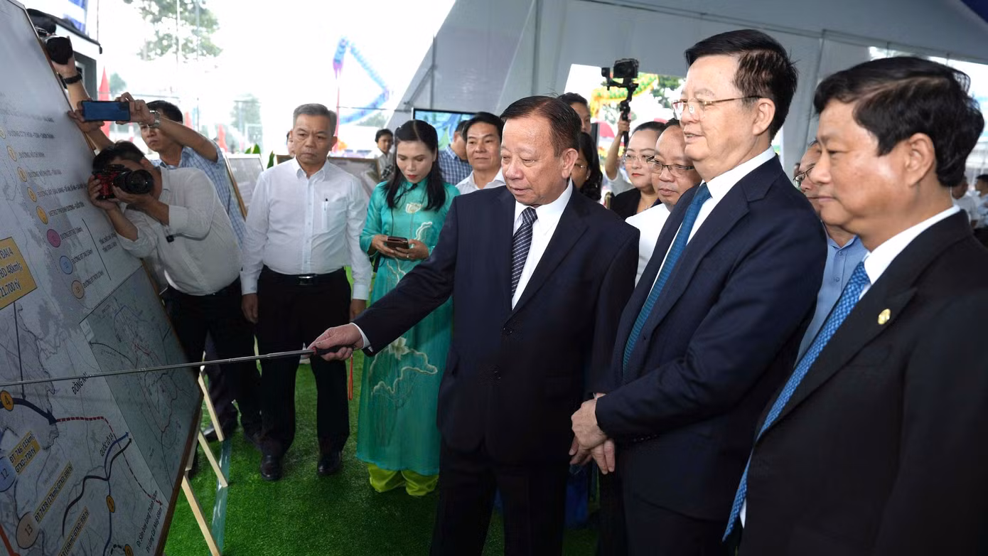 Phó thủ tướng Mai Văn Chính nghe báo cáo về dự án đường Vành đai 4 TPHCM đoạn qua Bình Dương