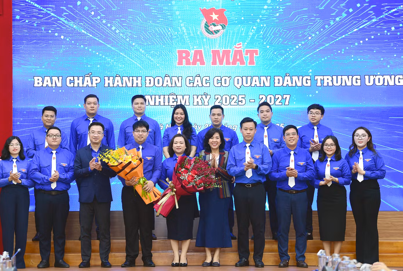 Phó Bí thư Đảng ủy các cơ quan Đảng Trung ương Nguyễn Thị Hoàng Vân và Bí thư T.Ư Đoàn Nguyễn Tường Lâm tặng hoa chúc mừng Ban Chấp hành Đoàn các cơ quan Đảng Trung ương nhiệm kỳ 2025 - 2027. Ảnh: Xuân Tùng