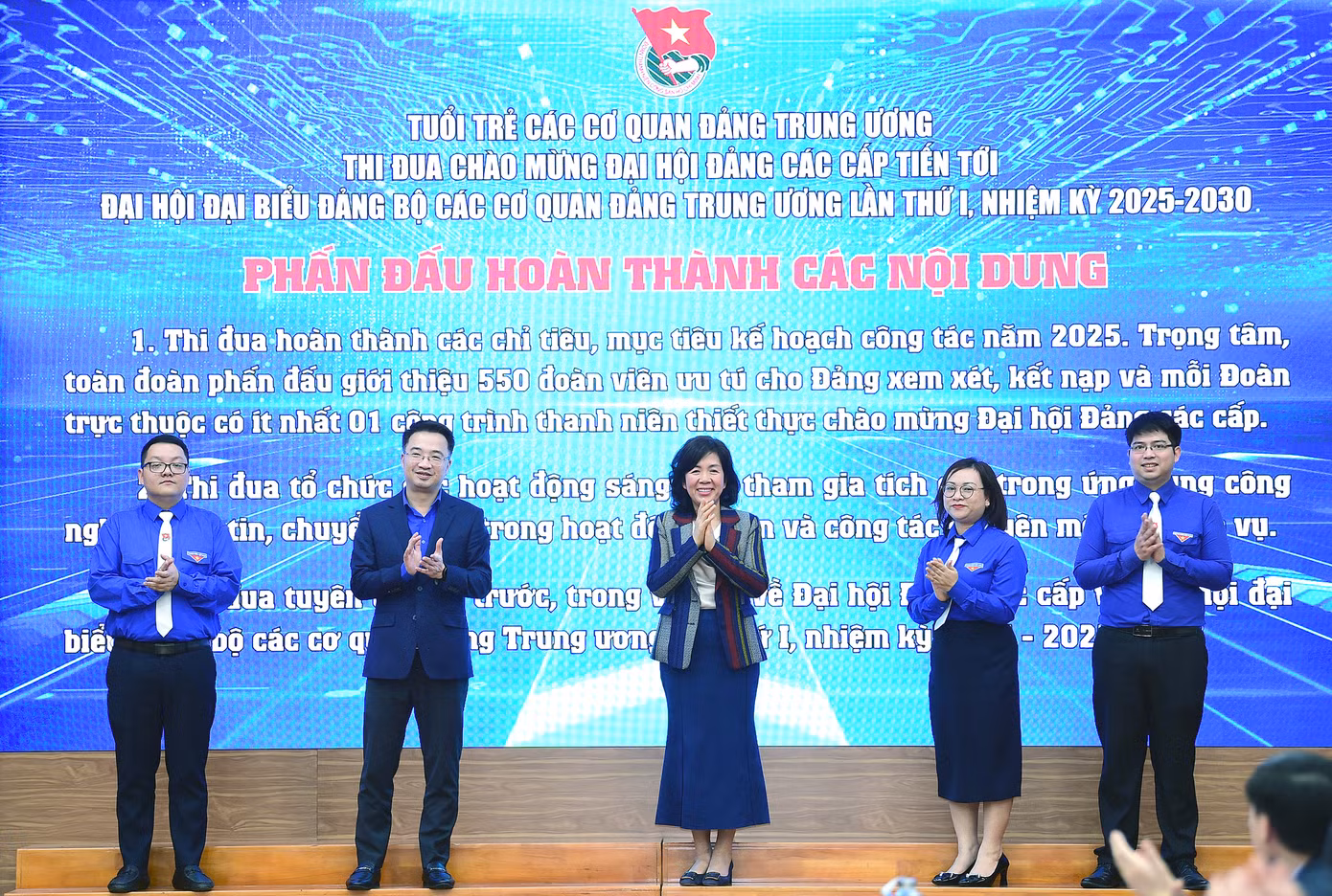 Các đại biểu thực hiện nghi thức khởi động thi đua chào mừng Đại hội Đảng các cấp tiến tới Đại hội đại biểu các cơ quan Đảng Trung ương lần thứ I. Ảnh: Xuân Tùng
