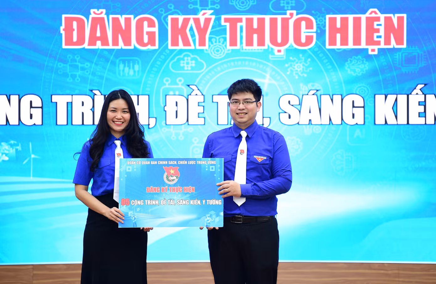 Các đơn vị đăng ký thực hiện các công trình, phần việc thi đua chào mừng Đại hội Đảng. Ảnh: Xuân Tùng