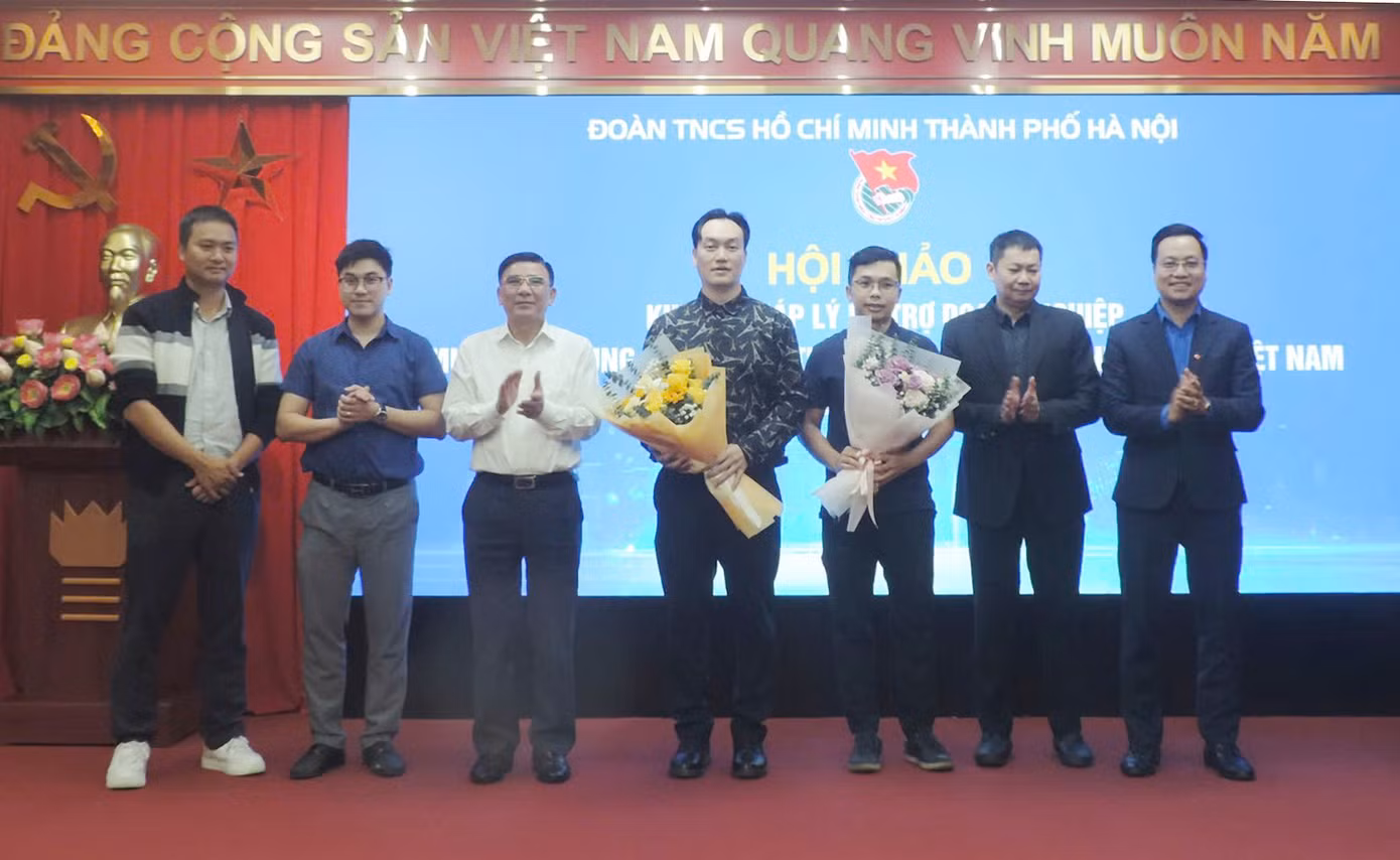 Tặng hoa các diễn giả trao đổi tại chương trình. Ảnh: BTC