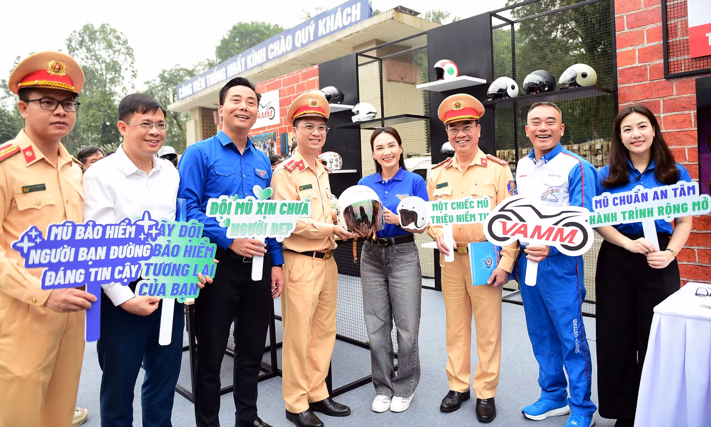 Dịp này, Hiệp hội Các nhà sản xuất xe máy Việt Nam (VAMM) giới thiệu và cung cấp mũ bảo hiểm, đồng thời cam kết dành toàn bộ doanh thu từ hoạt động bán mũ trong sự kiện này để đóng góp vào quỹ hỗ trợ các nạn nhân do tai nạn giao thông tại TP. Hà Nội.